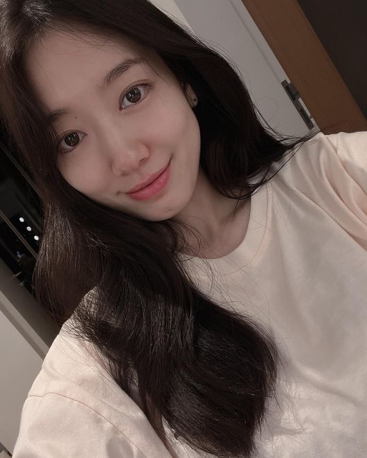 Actor Park Shin-hye has set out to organize the family even in the sweet dreams of newlyweds.Park Shin-hye posted a video on his SNS on the 8th, saying, This is the opportunity to sleep now, and my ass is shaking or not.The video included Harry and Khan, Park Shin-hyes companion, while Harry is asleep, Harry is peeking at the opportunity.Park Shin-hye cheered Khan, saying, Now is the time to sleep.But after all, Khan didnt hit Harry. Park Shin-hye laughed, saying, The unorganized sequence. The gangster Harry Chockokan.Park Shin-hye had previously marriaged with Choi Tae-joon, bringing together her companions: only cats had four.I am raising five children in my stomach, but I have not been able to sort out the sequence yet, so I am laughing.Meanwhile, Park Shin-hye marriages with actor Choi Tae-joon on 22nd of last month; currently in pregnancy.