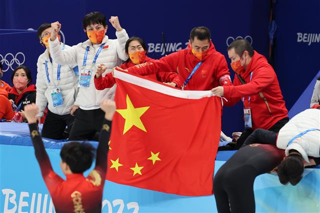 중국 쇼트트랙 대표팀 코치진이 7일 베이징 수도체육관에서 열린 2022 베이징동계올림픽 쇼트트랙 남자 1000m 금메달이 확정되자 환호하고 있다. 베이징 뉴스1