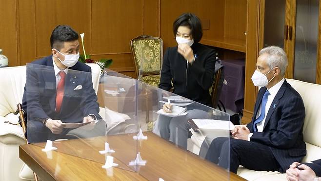 (도쿄 교도=연합뉴스) 람 이매뉴얼 주일 미국대사가 7일 기시 노부오 방위상을 예방하고 있다. 그의 왼쪽 가슴 부위에 북한의 일본인 납치 문제를 상징하는 '블루리본' 배지가 보인다.