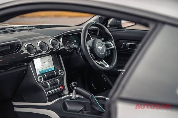 머스탱과 카마로의 인테리어는 장거리 주행에 편안하다. 마초 파워트레인과 구색이 잘 갖춰진 장비에도 불구하고 매우 훌륭한 품질을 자랑하는 건 아니다