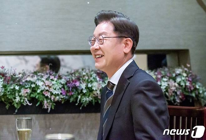 중도 외연 확장에 나선 이재명 더불어민주당 대선 후보가 8일 서울 모처에서 윤여준 전 환경부 장관과 회동하며 웃음짓고 있다. (더불어민주당 선대위 제공) 2022.2.8/뉴스1 © News1 오대일 기자