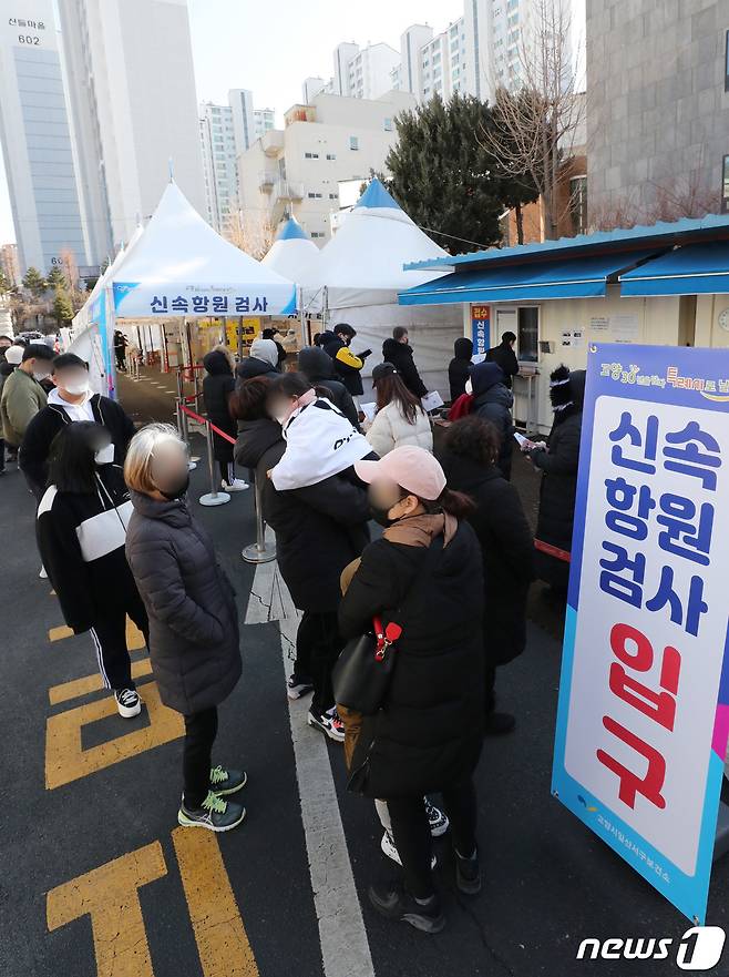 (수원=뉴스1) 진현권 기자 = 오미크론 변이바이러스가 급속하게 확산하면서 경기지역의 하루 평균 확진자가 1만3000명을 돌파한 가운데 경기도보건환경연구원이 최근 도내 운행 버스를 대상으로 코로나19 검사를 한 결과, 바이러스가 검출되지 않은 것으로 나타났다./뉴스1 © News1 박세연 기자