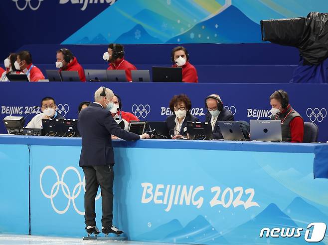 7일 중국 베이징 수도실내체육관에서 열린 2022 베이징 동계올림픽 쇼트트랙 남자 1000m 경기에서 심판진들이 비디오판독을 하고 있다. 2022.2.7/뉴스1 © News1 박지혜 기자