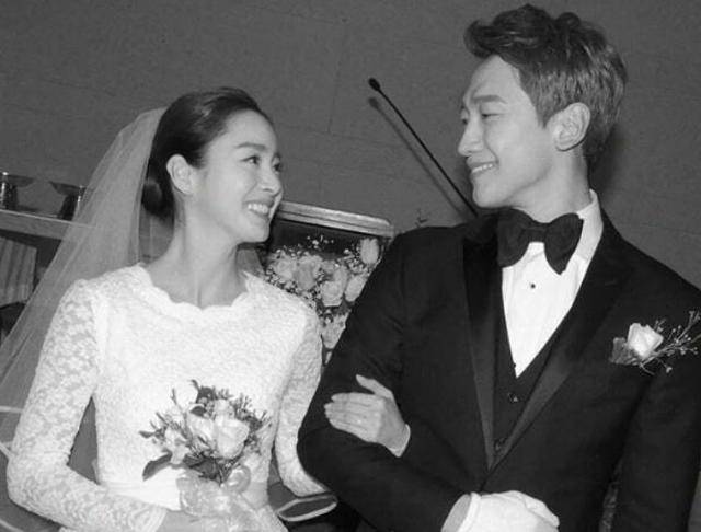 비는 김태희와의 결혼 이후 한 예능에 출연해 두 사람의 결혼 반지가 25만 원대라고 밝혀 놀라움을 자아낸 바 있다. 레인컴퍼니 루아엔터테인먼트 제공