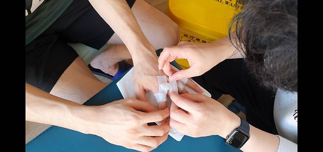 응급 처치를 하고 쇼트트랙 남자 1500m 경기에 나서는 박장혁. [사진 대한체육회]