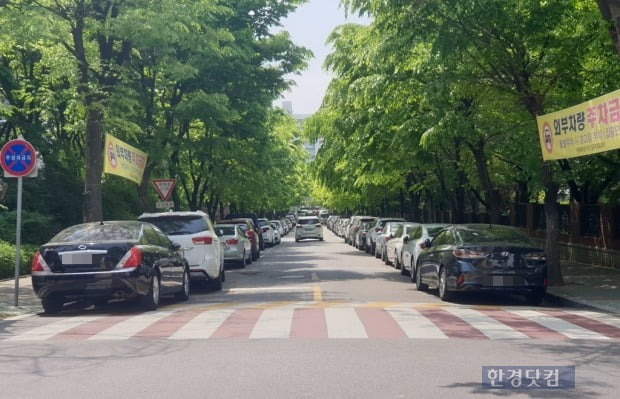 빼곡하게 불법주차가 된 산본의 한 아파트 단지 모습. 해당 단지의 가구당 주차면은 0.32대에 불과하다. 사진=오세성 한경닷컴 기자