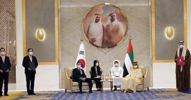 윤병석 SK가스 사장, 김동섭 한국석유공사 사장, 문재인 대통령, 알막툼 UAE 총리, 술탄 알 자베르 산업첨단기술부장관 겸 UAE 아부다비 국영석유회사(ADNOC) CEO(왼쪽부터)가 지난 16일(현지시간) 두바이 엑스포 리더십관에서 수소.암모니아 공동연구협약(JSA) 체결식에서 기념촬영을 하고 있다. 2022.1.17연합뉴스