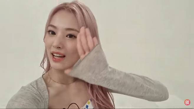 걸그룹 NMIXX 지니. 주간아 기습 라이브 유튜브 캡처