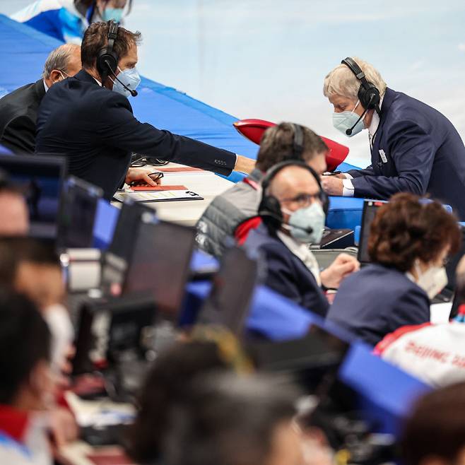 국제빙상연맹(ISU) 심판들이 베이징올림픽 쇼트트랙 부문에서 최종 판정을 내리기에 앞서 논의하고 있다. 연합뉴스