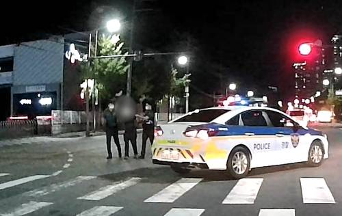 택시 훔쳐 몰다 뺑소니 사고 낸 50대 남성 검거 당시 모습 [대전경찰청 제공. 재판매 및 DB 금지]