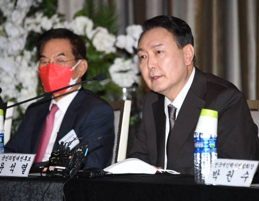 윤석열 국민의힘 대선 후보가 8일 오후 서울 송파구 교통회관에서 열린 ‘힘내라 택시! 소통의 날’ 정책간담회에서 질문에 답하고 있다. (사진=연합뉴스)