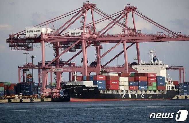 울산신항에 접안한 선박에서 컨테이너 하역작업이 이뤄지고 있다. 2022.1.21/뉴스1 © News1 윤일지 기자