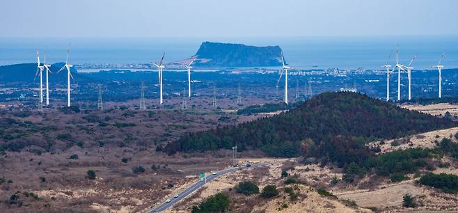 백약이오름에서 본 성산일출봉과 1124번 도로.