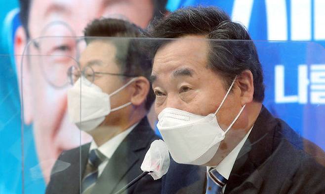 이낙연 더불어민주당 총괄선대위원장이 9일 서울 여의도 중앙당사에서 열린 중앙선거대책위원회 회의에서 발언하고 있다. 공동취재사진