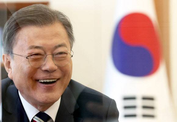 문 대통령, 아태뉴스통신사기구와 서면 인터뷰 - 문재인 대통령이 청와대에서 아시아?태평양지역 뉴스통신사 교류협력체 ‘아태뉴스통신사기구’(OANA)의 의장사인 연합뉴스 및 세계 7대 통신사와 서면인터뷰를 한 후 사진 촬영에 임하고 있다. 2022.2.10 아태뉴스통신사기구 합동취재단