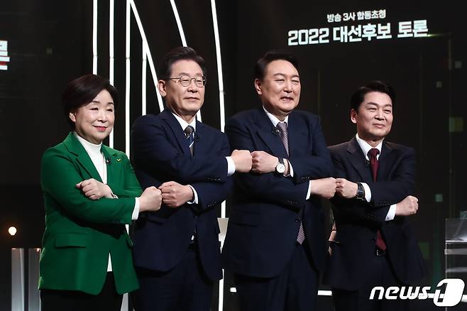 3일 오후 서울 여의도 KBS 공개홀에서 열린 2022 대선후보 토론에서 후보들이 기념촬영을 하고 있다. 왼쪽부터 심상정 정의당 후보, 이재명 더불어민주당 후보, 윤석열 국민의힘 후보, 안철수 국민의당 후보. 2022.2.3/뉴스1 © News1 국회사진취재단