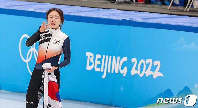 11일 오후 중국 베이징 수도실내체육관에서 열린 2022 베이징 동계올림픽 쇼트트랙 여자 1000m 결승 경기에서 최민정이 2위로 결승선을 통과한 뒤 눈물을 흘리고 있다. 2022.2.11/뉴스1 © News1 안은나 기자