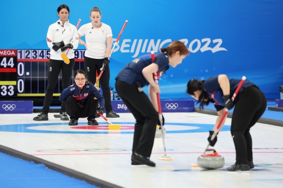 11일 중국 베이징 국립아쿠아틱센터에서 열린 2022 베이징 동계올림픽 여자 컬링 단체전 대한민국과 영국의 경기에서 '팀킴'의 김은정이 스톤 방향을 주시하고 있다. 사진=뉴스1