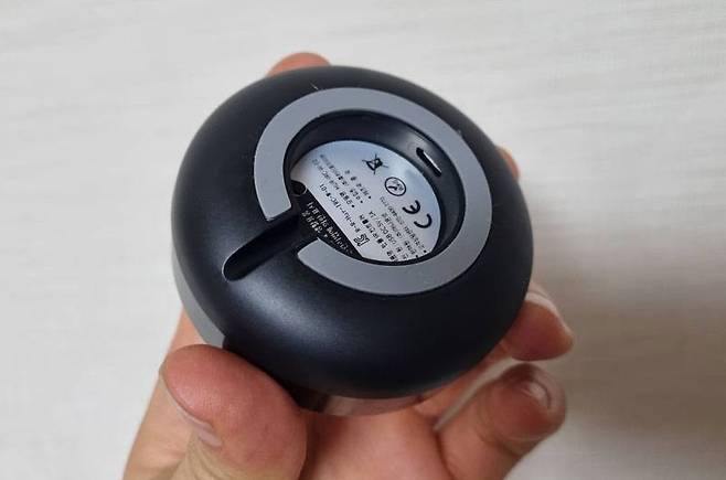 텐플 무선 만능리모컨 아래쪽에는 마이크로 USB 포트와 등록 버튼이 달렸다