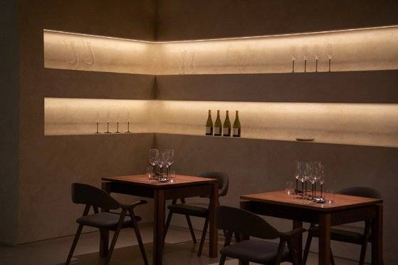 1000여 종의 와인 뿐 아니라 30여 종의 잔 와인을 합리적 가격대로 맛볼 수 있는 공간. [사진 사브 서울]