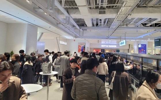 보틀벙커 와인 테이스팅탭에 몰린 인파. [사진 롯데마트]