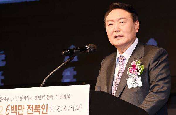 윤석열 국민의힘 대선 후보가 10일 오후 서울 서초구 더케이 호텔에서 열린 재경전라북도민회 신년인사회에서 축사하고 있다. 국회사진기자단