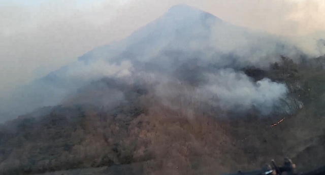 10일 오후 7시 42분쯤 경기도 포천시 창수면 고소성리 산 15의1 일원에서 산불이 발생해 임야를 불태우고 있다. 산림청 제공