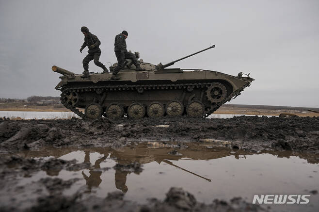 [도네츠크=AP/뉴시스] 10일(현지시간) 우크라이나 동부 도네츠크 지역의 합동작전 통제구역에서 훈련 중인 우크라이나군 병사들이 궤도차에 오르고 있다. 2022.02.11.