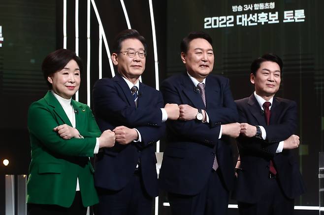 3일 오후 서울 여의도 KBS 공개홀에서 열린 방송 3사 합동 초청 '2022 대선후보 토론'에서 후보들이 기념촬영을 하고 있다. 왼쪽부터 정의당 심상정 후보, 더불어민주당 이재명 후보, 국민의힘 윤석열 후보, 국민의당 안철수 후보 ⓒ국회사진기자단