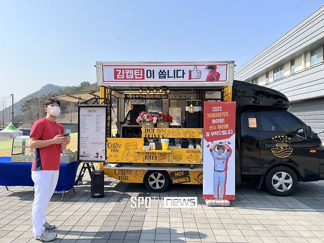▲ 커피차 앞에서 선배들의 주문을 받고 있는 KIA 투수 이의리. ⓒ함평, 고유라 기자