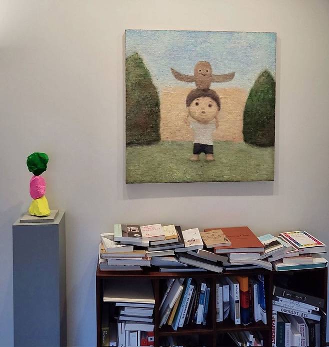 방탄소년단 리더 RM이 자신의 인스타그램에 공개한 책장 사진. 다양한 미술 서적이 보인다.RM 인스타그램