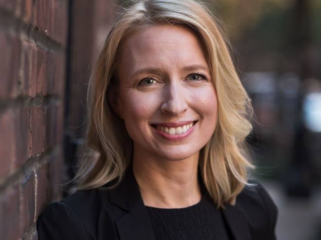 의학은 제한된 신체 부위를 넘어서 인간 삶의 경이로움이라는 더 큰 그림을 보아야 한다고 이야기하는 켈리 하딩.