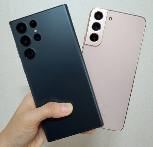 (왼쪽부터) 갤럭시 S22 울트라 그린과 플러스 핑크골드.