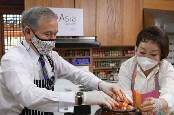 2020년 12월 해리 해리스 당시 주한 미국대사(왼쪽)가&nbsp;이혜정 요리연구가와 함께 김장 담그기에 도전하는 모습. 해리스 전 대사는 이&nbsp;SNS&nbsp;게시물에 ‘한국산 원조 김치’라는 뜻의 해시태그(#OriginalKimchifromKorea)를 달았다. 트위터 캡처