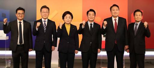 11일 오후 서울 중구 매경미디어센터에서 열린 한국기자협회 주최 방송 6개사 공동 주관 2022 대선후보 초청 토론회 시작에 앞서 참석자들이 기념촬영을 하고 있다. 왼쪽부터 김동훈 기자협회장, 이재명 더불어민주당 대선 후보, 심상정 정의당 대선 후보, 안철수 국민의당 대선 후보, 윤석열 국민의힘 대선 후보, 김종필 한국기자협회 대선토론 기획단장. 뉴시스