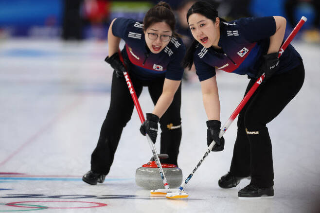 한국 여자 컬링 대표팀이 22일 중국 베이징 국립 아쿠아틱센터에서 열린 여자 풀리그 4차전에서 중국에 5-6으로 졌다. 한국의 김선영(왼쪽), 김경애가 스톤이 지나가는 길을 쓸고 있다. (사진=AFPBBNews)