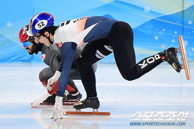 2022 베이징동계올림픽 쇼트트랙 남자 500m 준결선이 13일 오후 중국 베이징 캐피털 인도어 스타디움에서 열렸다. 황대헌이 레이스 도중 캐나다 선수와 부딪혀 미끄러지고 있다. 베이징(중국)=정재근 기자 cjg@sportschosun.com/2022.2.13/