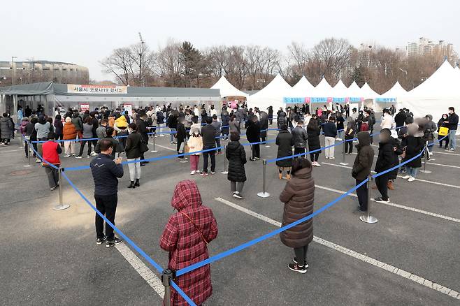 (서울=뉴스1) 황기선 기자 = 13일 오후 서울 송파구 잠실종합운동장에 마련된 신종 코로나바이러스 감염증(코로나19) 임시 선별진료소에서 시민들이 검사를 기다리고 있다. /뉴스1