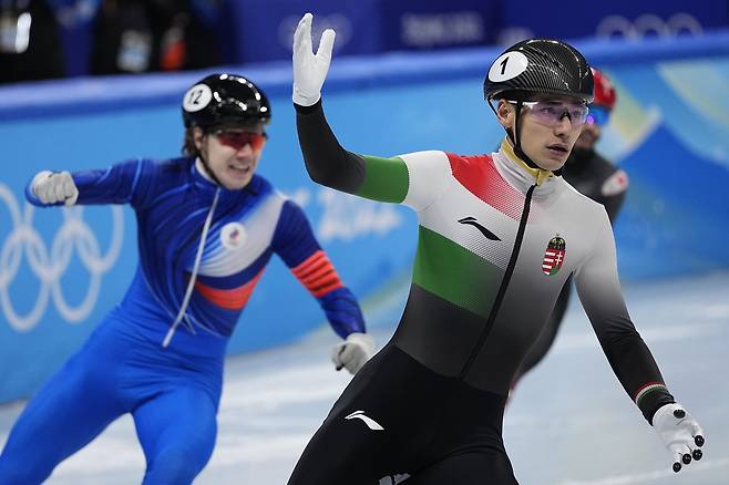 결승선을 통과하는 류 사오앙(오른쪽). [AP=연합뉴스]