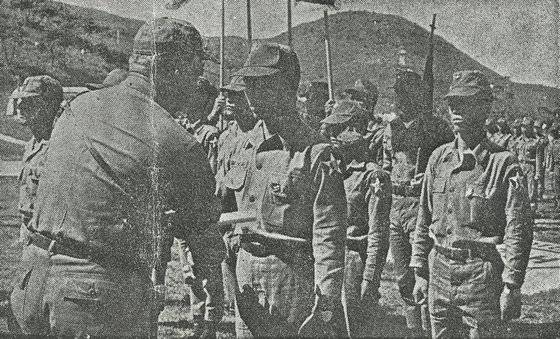 1968년 9월 20일 러랜드 조지 캐그윈 미 2사단장(중장)이 대간첩중대(CAC) 장병을 시상하고 있다. 미 2사단 공보실