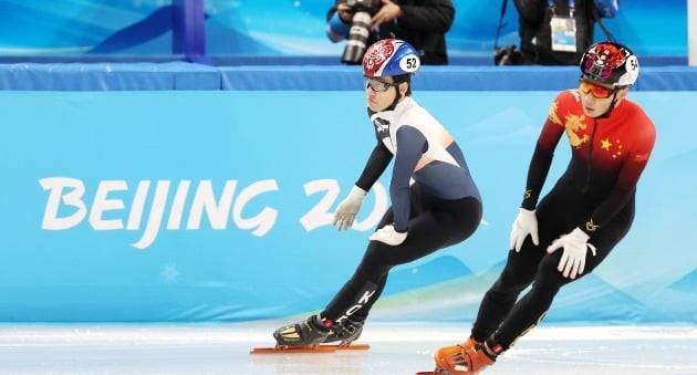 쇼트트랙 황대헌 선수가 지난 7일 중국 베이징 수도실내체육관에서 열린 2022 베이징 동계올림픽 쇼트트랙 남자 1000m 준결승 경기에서 1위로 통과했음에도 레인 변경이 늦었다는 이유로 실격된 뒤 화면 전광판을 바라보고 있다./ 뉴스1