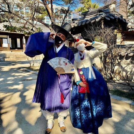 크리스 델 코소 주한 미국대사대리가 지난 8일 한복 인플루언서인 유미나씨와 한복을 입고 운현궁을 방문했다./ 사진=주한미국대사관