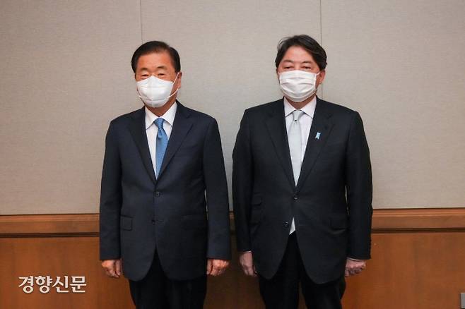 하와이 호놀룰루아시아·태평양 안보연구소(APCSS)에서 12일 첫 대면회담을 가진 정의용 외교부 장관(왼쪽)과 하야시 요시마사 일본 외무상. 외교부 제공