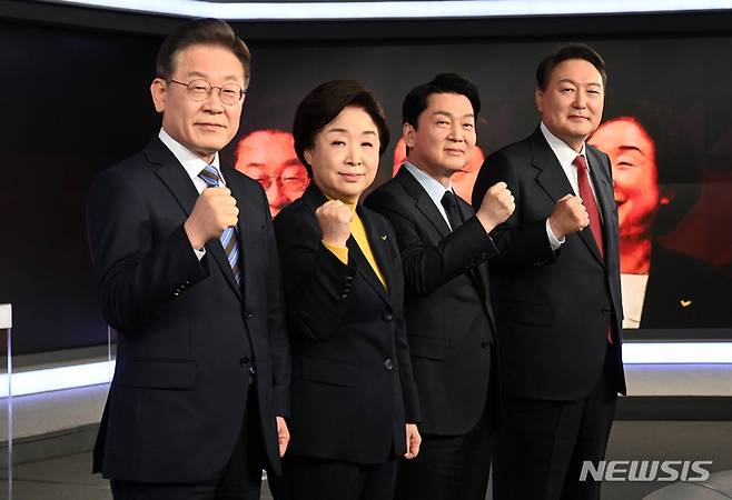 [서울=뉴시스] 국회사진기자단 = 이재명 더불어민주당 대선후보, 심상정 정의당 대선후보, 안철수 국민의당 대선후보, 윤석열 국민의힘 대선후보가 11일 오후 서울 중구 매경미디어센터에서 열린 한국기자협회 주최방송 6개사 공동 주관 2022 대선후보 초청 토론회 시작에 앞서 기념촬영을 하고 있다. 2022.02.11. photo@newsis.com