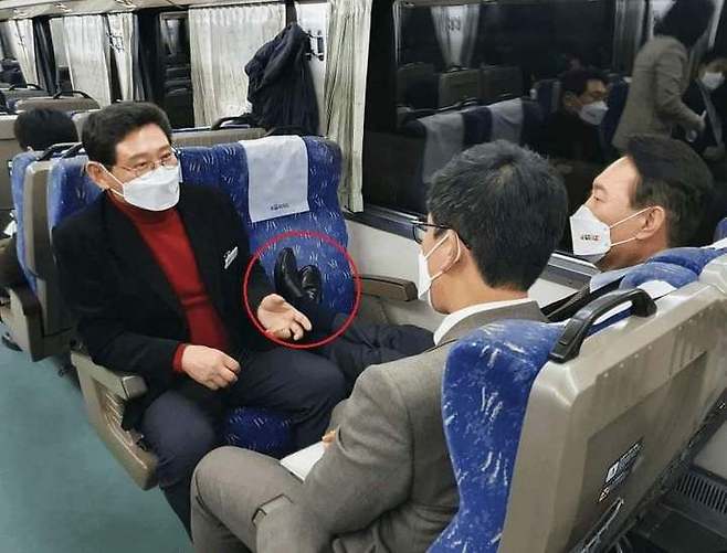 [서울=뉴시스] 윤석열 국민의힘 대선 후보가 선거운동 일환으로 임대한 무궁화호 열차 안에서 구두를 신은 채 앞좌석에 다리를 뻗은 모습. 2022.02.13. (사진=이소영 의원 페이스북)  *재판매 및 DB 금지