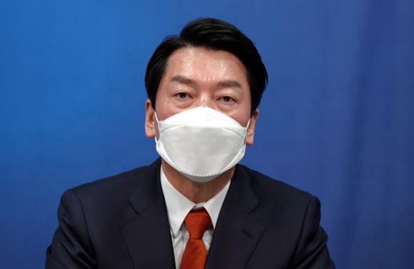 안철수, 윤석열에 야권 후보 단일화 공식 제안 - 국민의당 안철수 대선 후보가 13일 유튜브로 생중계된 특별 기자회견에서 국민의힘 윤석열  대선 후보에게 야권 후보 단일화를 공식 제안하고 있다. 2022.2.13 안철수 후보 유튜브 캡처