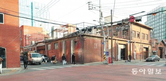 붉은 벽돌 건물이 많아 ‘한국의 브루클린’이라는 별명을 갖고 있는 서울 성동구 연무장길의 10일 오후 거리 모습. 건물은 
랜드마크 ‘대림창고’로 과거 정미소와 창고로 사용된 낡은 건물을 내부 개조해 만들었다. 밖에서 보면 허름한 벽돌 건물이지만 내부는
 다양한 미술 작품을 전시하는 갤러리 카페로 MZ세대(밀레니얼+Z세대)의 사랑을 받고 있다. 신원건 기자 
laputa@donga.com