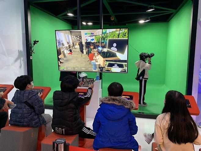 지난해 11월27일 서울 우리동네키움센터 성북8호점에서 아이들이 환경 교육 브이아르(VR) 게임 ‘미션블루’를 체험하고 있다. 아이들이 캐릭터를 선택하고 있는 모습. 스튜디오코인 제공