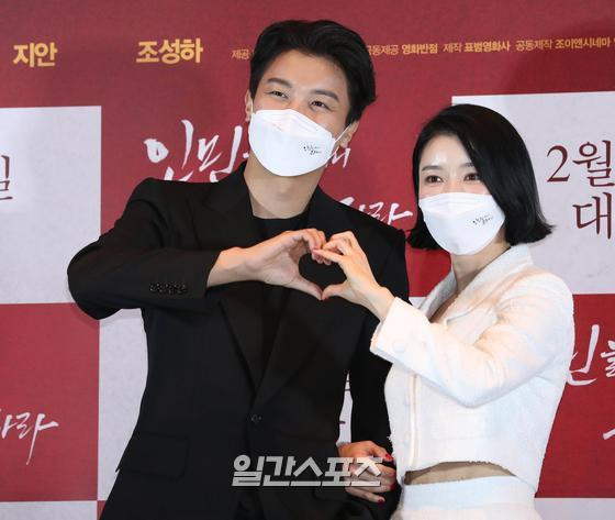 종합Is] 끈적한 수위 '인민을위해복무하라' 금기 깬 로맨스