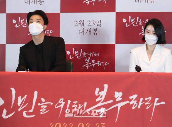 배우 연우진과 지안이 14일 오후 서울 광진구 롯데시네마 건대입구에서 열린 영화 '인민을 위해 복무하라' 시사회에 참석하고 있다. '인민을 위해 복무하라'(감독 김길영)는 출세를 꿈꾸는 모범병사 '무광'이 사단장의 젊은 아내 '수련'과의 만남으로 인해 넘어서는 안 될 신분의 벽과 빠져보고 싶은 위험한 유혹 사이에서 갈등하며 벌어지는 이야기로 연우진 지안 조성하 등이 열연했다. 23일 개봉. 김진경 기자 kim.jinkyung@joongang.co,kr/2022.02.14/